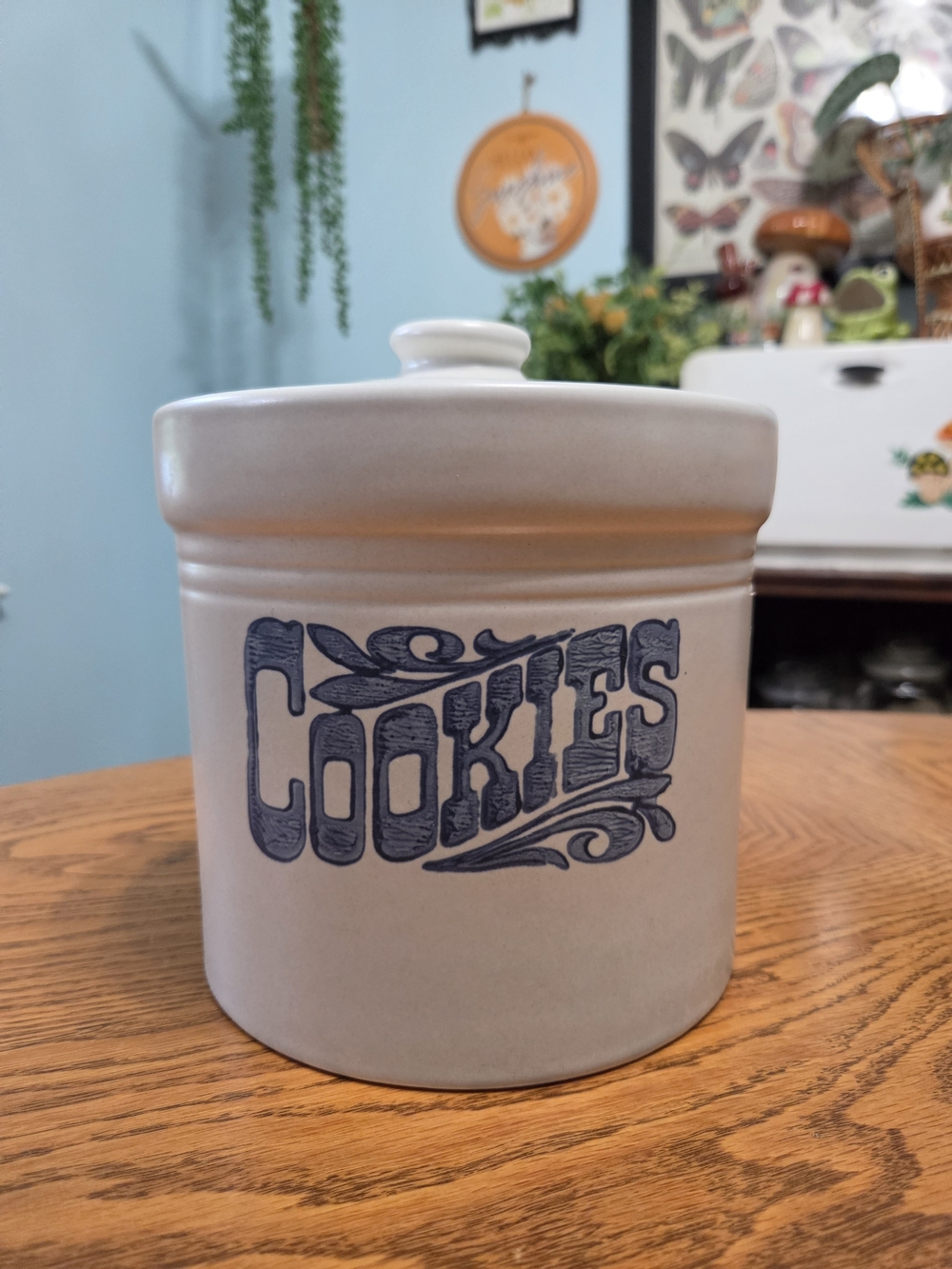 Vintage Pfaltzgraff Yorktowne Cookie Jar White Ceramic Blue Scroll Script Letter